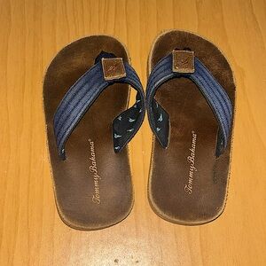 Tommy Bahama children’s flip flops Leather sole and straps.